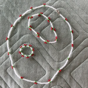Körsbärs trio 💓🍒 - Superfina egengjorda smycken! Dessa 3 kommer i en pack och passar perfekt att kombinera eller mixa och matcha med andra smycken! Halsband med spänne, ett armband och en ring 😍 Går även att köpa separat, kontakta för pris 👍🥰💞 kolla mina andra annonser för föer smycken 😍