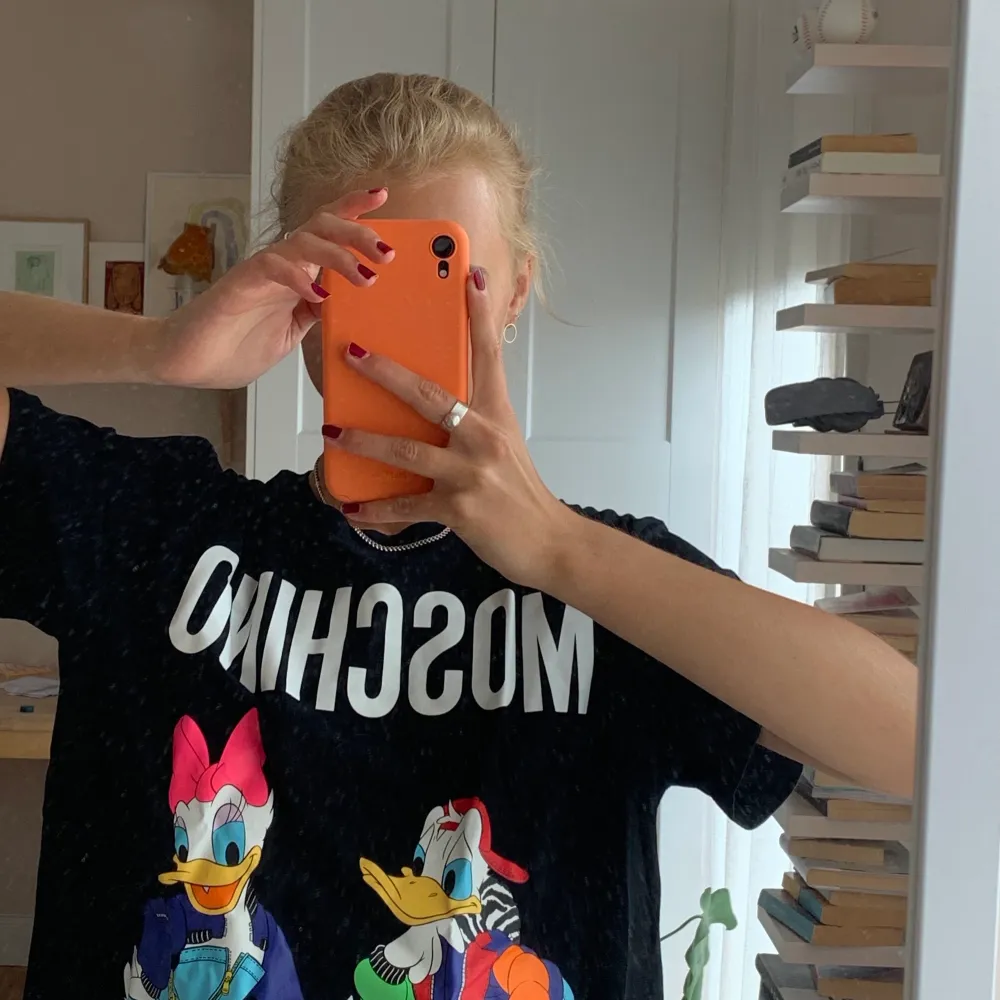 Intressekoll! Ball t-shirt från hm x moshino! Storlek M och i utmärkt skick. Storlek M men sitter helt perfekt oversized på mig som brukar ha S. Köparen står för frakt, betalning sker via Swish.. T-shirts.