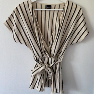 Randig blus - Säljer min randiga knyt blus från Gina för 90kr + 45kr frakt. Ser ut som ny!!💕✨