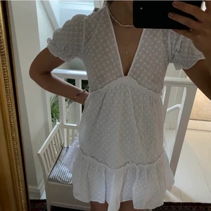 Zara klänning - (Lägger upp igen pga köparen slutade svara) Säljer världens finaste klänning från zara i storlek S som är slutsåld och oanvänd . Säljer då jag har liknande❤️