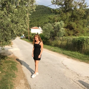 Svart klänning - Supersöt svart klänning i jeansmaterial med silverknappar hela vägen ner på framsidan🖤🖤 har tyvärr blivit för liten för mig :’(