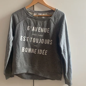 Sweatshirt  - En mörkgrå sweatshirt ifrån ginatricot i storlek S, väldigt använd men är bra skick