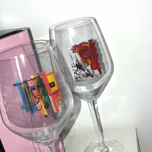 Carolina GYNNING vinglas  - Säljer dessa helt oanvända Carolina Gynning glasen. Styckpris 125kr. Köparen betalar för frakten. Dem två på första bilden är de som finns kvar ❤️