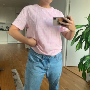 Rosa t-shirt &otherstories - Väldigt bekväm och superfin ljusrosa färg! Tyget är mönstrat som man kan se på bilderna. Köpt på & other stories för något år sedan men inte så väl använd, därför säljes den!!