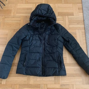 En kort vinter ridjacka i storlek S - Jag har köpt en ny ridjacka därför tycker jag att det är onödigt att ha 2 par vinter ridjackor och säljer nu den ena. Jag själv har använt den som ridjacka men går även att använda som vardagsjacka. Jackan är väldigt tjock och varm, har flera fickor, har knäppen där bak som man kan knäppa upp när man sitter i sadeln och är svart och passar till allt, väldigt fin. Den är använd väldigt mycket men inga skador eller så. 