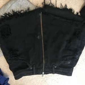 Kjol från Bershka  - Kedja på framsidan och rippad på nedre delen 