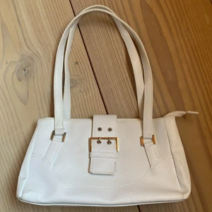 Väska! - Säljer denna jättecoola väska köpt second hand men i fint skick, lite fläckig på några få ställen (kan skicka bild) men inget speciellt man lägger märke till. Gör en hel outfit o rymmer mycket, två stänga fack inuti. Köp för endast 140+frakt💞💞