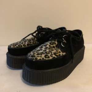 Demonia creepers  - säljer mina Demonia creepers pga kommer inte till användning längre. Köpta i london och väl använda men dom har hållt otroligt bra. Enda två defekterna är att dom har blivit slitna innuti vid hälarna och en fläck på vänster tå fram. Platån är 5cm. 