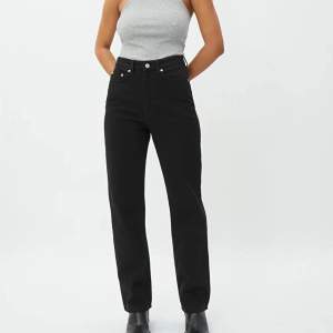 Weekday jeans i modellen rowe! Färg echo black. Nypris 500kr. Använda men i fint skick☺️💕 budning ifall fler är intresserade! 