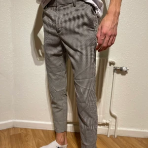 Kostymbyxor  - Ett par nästan oanvända kostymbyxor från H&M. Sitter hur snyggt som helst och har ett classy kostymknäppe.