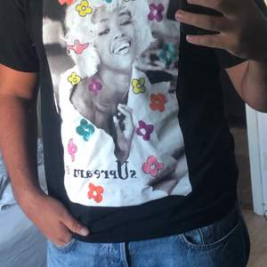 En svart supreme T-shirt. Köpt för 500kr. Relativt relaxed fit. 8/10