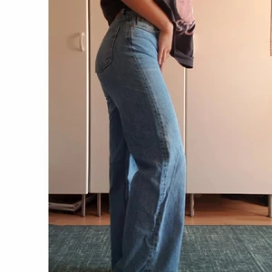 Monki "Yoko" jeans - Vida ljusblåa jeans köpta från Monki i modellen "Yoko". 👖(Första bilden lånad) Hög midja och non-stretch material. Byxorna har sytts upp så den passar för dem under 160 cm (själv är jag 158 cm). Midjemått 26", passar XS och S. Använd 2-3 gånger. 😊                                                                                      Kan skicka spårbart, men isåfall DM:a ❣