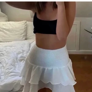 Volangkjol  - Lägger ut plagget ännu en gång pågrund av oseriösa köpare. Kjolen är i nyskick då den endast är testad☺️ första bilden är lånad💗💗