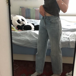 Ljusblå jeans storlek 34 - Ett par jättefina ljusblå jeans som jag bara använt ett fåtal gånger. Jag säljer dem då de inte kommer till användning längre🤍