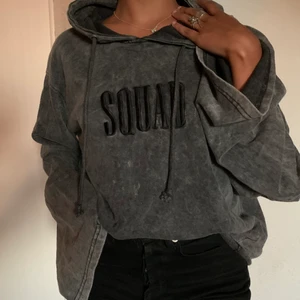 Mörkgrå Hoodie Squad - Mörkgrå hoodie, ingen aning hur mycket den är använd men i bra skick med stora ärmar och väldigt mysig