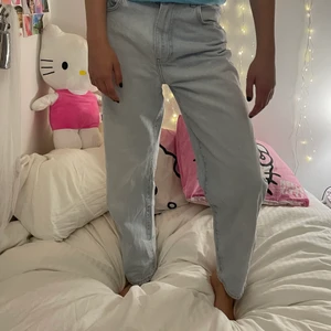 Snygga baggy ljusa jeans - Dessa jeans är köpta på Gina Tricot. Dom är skit snygga och jättesköna. Säljer för att de inte passar mig längre 