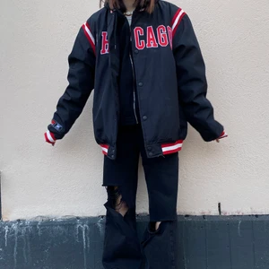 Oversized ”Baseball Jacket”  - Nyskick! Använd 1/2 ggr. Storlek L (Herr) Betalning sker via Swish! 📦Frakt: 72kr. Här gäller först till kvarn så tveka inte om du är intresserad!