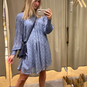 Endast testad &other stories klänning - Köpt nu i sommar och endast använd 1 gång, storlek 34 men passar som 36-38 också. Säljer då den inte kommer till användning tyvärr. Buda från 300 eller köp direkt för 450kr💓