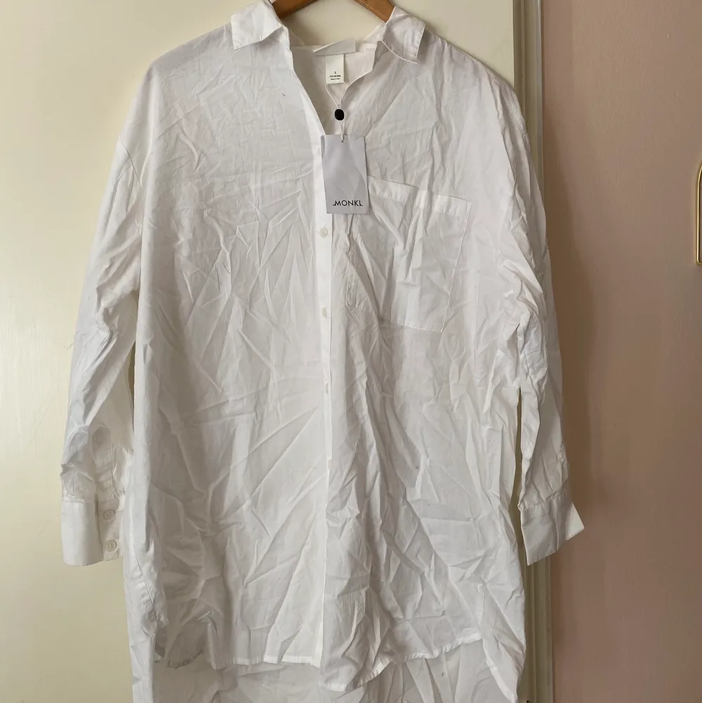 En klassisk oversized skjorta från Monki som är lite längre! I storlek S, men skulle säga att den passar allt mellan XS-M. Aldrig använd (lapp kvar). Material: 100% bomull. Nypris är 300 kr, säljer denna för 200 kr. Kan antingen mötas i Stockholm eller frakta🌿. Skjortor.