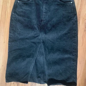 Jeanskjol, Weekday - Jeanskjol från Weekday i nyskick, strl 40. Gråsvart färg. 