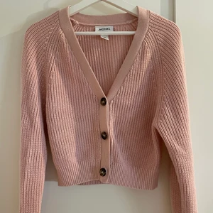 Stickad kofta - En ljusrosa stickad tröja från monki storlek xxs har använt den några gånger men den är i väldigt bra skick 