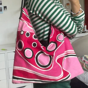 Väska - Rosa mönstrad väska i tyg från, för mig, okänt märke. Jätte fin men har aldrig riktigt kommit till användning här hos mig💗 Lite skadad på rämmen men annars gott skick⭐️