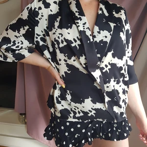 Ko blus - Polyester i typ blus/kavaj form. Lös och bekväm.