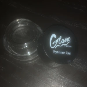 Eyeliner  - Hej säljer detta för att jag inte använder den. Har bara testat en gång skriv för frågor eller intresse 💗