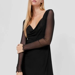 Nyårsklänning - Säljer denna fina klänning från stradivarius som tyvärr var för stor för mig. Den är helt i nyskick och är perfekt som en nyårsklänning🤩🤩🤩🤩