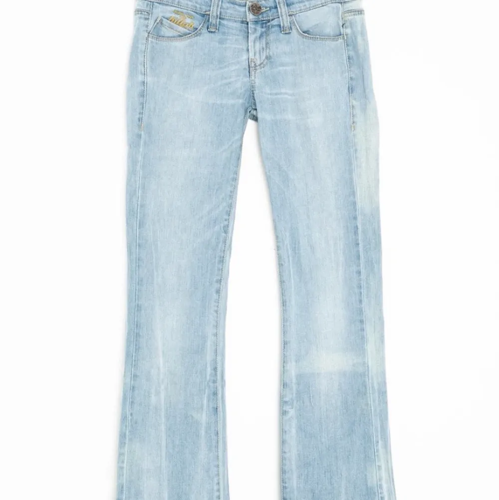 Jättefina ljusblåa lågmidjade jeans från Killah, köpta från Zalando pre-owned. Små i storleken. Säljer för att de tyvärr var för små för mig. Helt oanvända av mig och verkligen i fint skick!! Köpare står för frakt, 66kr spårbar! . Jeans & Byxor.