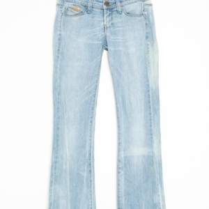 Jättefina ljusblåa lågmidjade jeans från Killah, köpta från Zalando pre-owned. Små i storleken. Säljer för att de tyvärr var för små för mig. Helt oanvända av mig och verkligen i fint skick!! Köpare står för frakt, 66kr spårbar! 