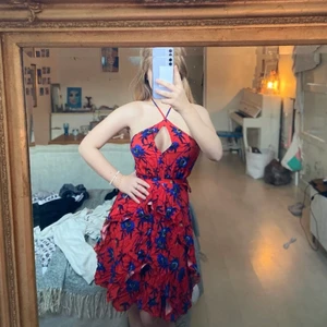 Klänning  - Röd vacker sommarklänning du knyter i halsen. Den här är super fin men lite för tight i midjan för mig🥲 Men den har använts kanske 1-2 gånger och är verkligen i nyskick! Med denna kan man visa lite klyvning men inte för mycket för den som inte vill det. Om det är lite kalt? På med en kofta så är det fixat, bästa klänningen att hypa upp 2022 med!