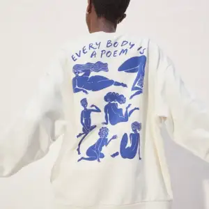 Söker denna sweatshirt från H&M i storlek S/M/L. Hör gårna av dig om du har denna!