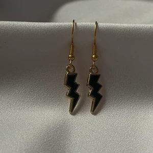 Black lightning  - Ett par örhängen med blixt motiv! Örhängena är nickelfria! En perfekt julklapp nu till jul och en perfekt accessoarer. Ingår genomskinlig plopp. (Går att köpa flera par örhängen av olika sorter, frakten är alltid 15kr)