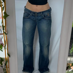 Lowrise straight jeans - Lowrise straight jeans från märket ’REPLAY’!!! Gott skick. Visas på en M! Måtten är w90cm och l82cm. Köpare står för 66kr frakt. Plagget är i gott second hand skick. Jag är 168 men de passar även längre då de går en bit ner i marken på mig. Högsta bud 180kr. Budgivning skrev privat och avslutas när plagget markeras sålt så bara att buda på tills dess!!!!!