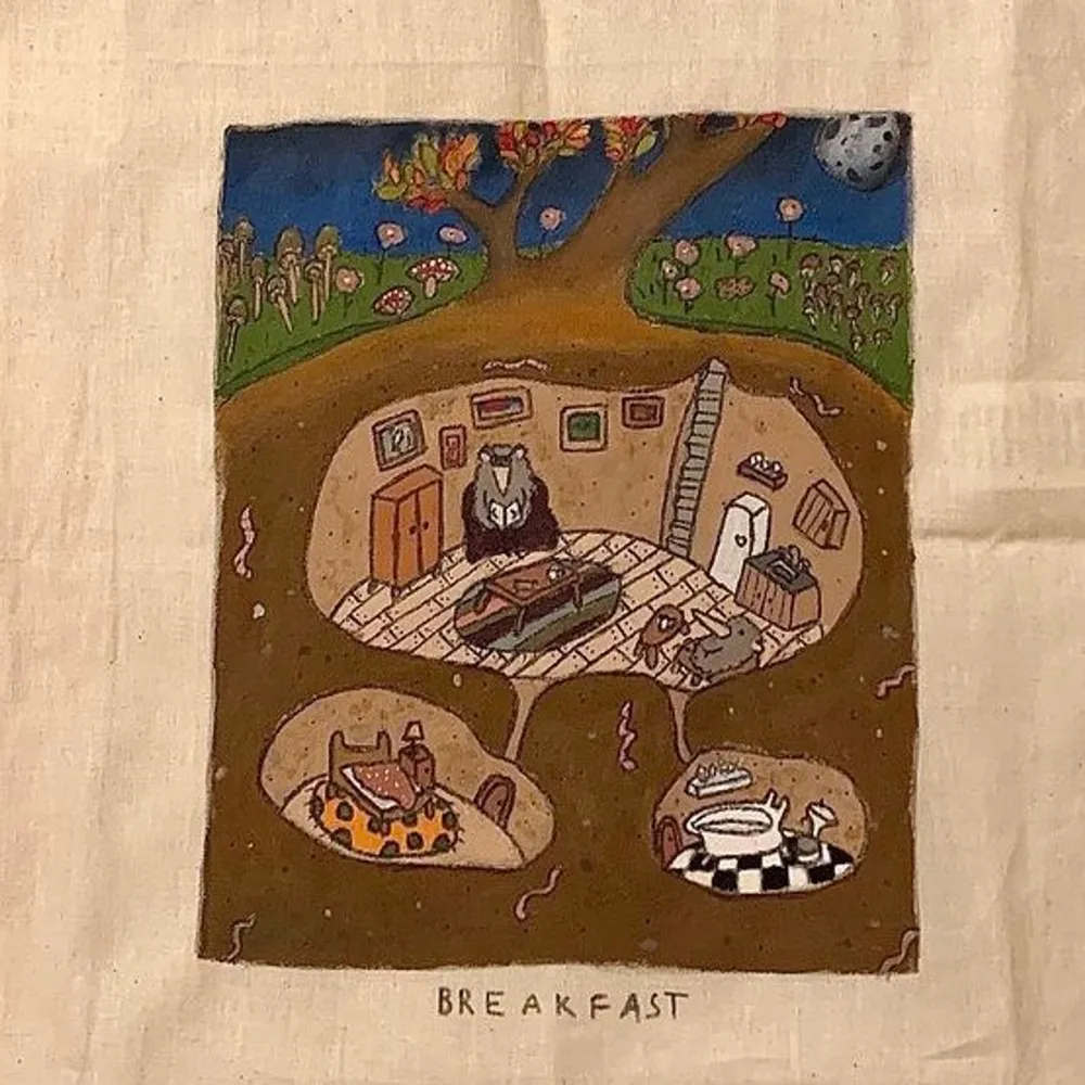 En lite mindre tygkasse, målad med textilfärg som håller i tvätt! Instagram: @hembaktatrojor. Väskor.