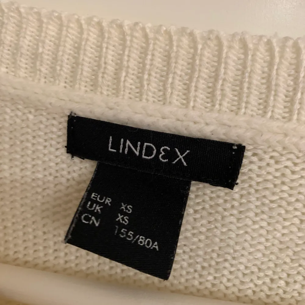 Vit kabelstickad tröja från Lindex i strl XS i fint skick. . Stickat.