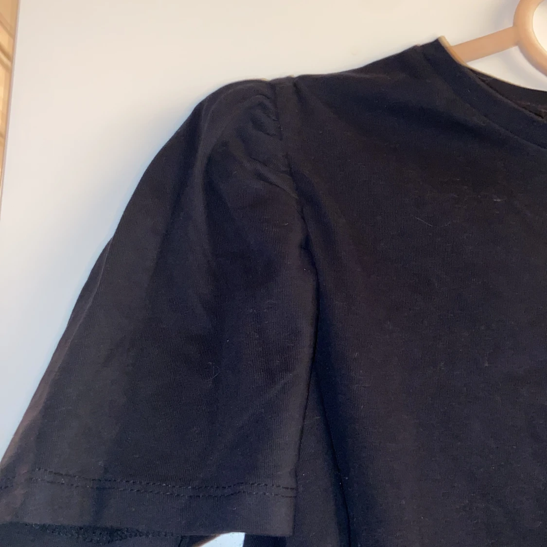 Svart gullig tröja med puffiga ärmar - 91