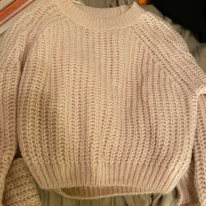 Stickad tröja - Två fina tröjor av samma modell som aldrig är använda, bara provade. Den ena är grå och den andra ljusrosa. Storlek S i båda och 100kr/styck