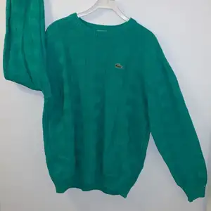 En lacost tröja i en annorlunda färg. För stor för mig så kan inte använda den. Är en storlek 5 hos lacost, så skulle säga att den är L.