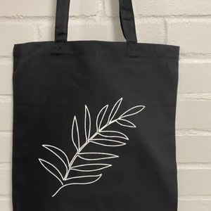 Totally Uf - Hej! Jag och 2 kompisar driver ett uf-företag där vi säljer stilrena tygpåsar. Vi skänker även 10% av vinsten för varje såld påse till bröstcancer förbundet. Priset ligger på 119 kr exklusive frakt och ni beställer via instagram (totallyuf), messenger (Totally UF) eller här på Plick.