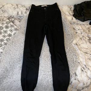 Jeans - Här är ett par svarta Jeans i storlek S som sitter bra använt den 2 gånger då jag inte gillar svarta jeans så mycket