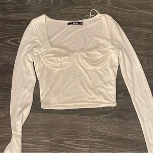 Bikbok tröja  - Långärmad tröja från BikBok, jättefin och bra skick. Nästan lite korsett aktig. Tyvärr är den lite för liten för mig därför säljer jag vidare! Köpare står för frakt 💕