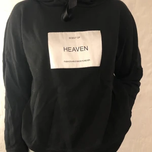 Hoddie  - Svart hoddie från ONLY med vitt fastsytt tryck på bröstet, storlek M. Använd ett fåtal gånger, fint skick💗                                                 Frakt tillkommer