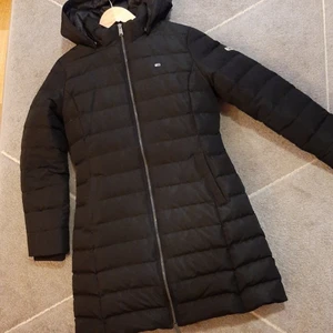 Tommy jacka - Köpte för ett år sen använt några gånger inga slitars. Det är strl L men sitter bra för en som har M. Säljer den för 2500kr 