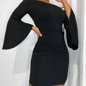 Långärmad klänning (S), 195 SEK - Snygg klänning från Gina Tricot som framhäver dina naturliga former ⌛️ Klänningen är normal i storlek men är otroligt stretchig så det gör inget om du vanligtvis bär M. Jag är 163 lång och har 74 i midjemått (det är jag på bilderna). 💕