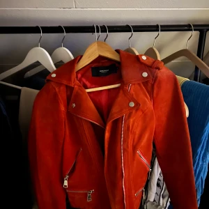 Jacka  - Äkta mocka jacka väldigt fint skick. Kan skickas på posten köparen står för frakt. Köpte den för 1000.