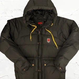 Fjällräven expedition jacket - Hej! Säljer denna supervarma och fina jacka från fjällräven i XS som är slutsåld överallt. Kvalitet är jättefin och den ska hålla livet ut. Den saknar en knapp samt har en lagning på luvan som ej syns och som ej ändrar kvalitet. Pris går att diskuteras ❤️ kan fixa en knapp till jackan om det önskas. Frakt ingår i priset✨ 