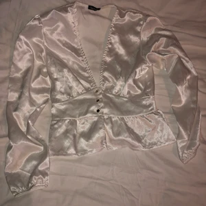Silkesliknade vit blus - Så vacker silkesliknade vit skimrande blus från Boohoo. Guldknappar. Ballongärmar. Strl xs
