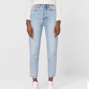 Ljusblåa mom jeans från stradivarius i storlek 34. Säljer då de blivit för små. De är i fint skick💕